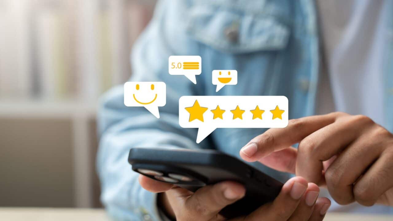 4_online_customer_feedback_five_star_rating_on_phone
