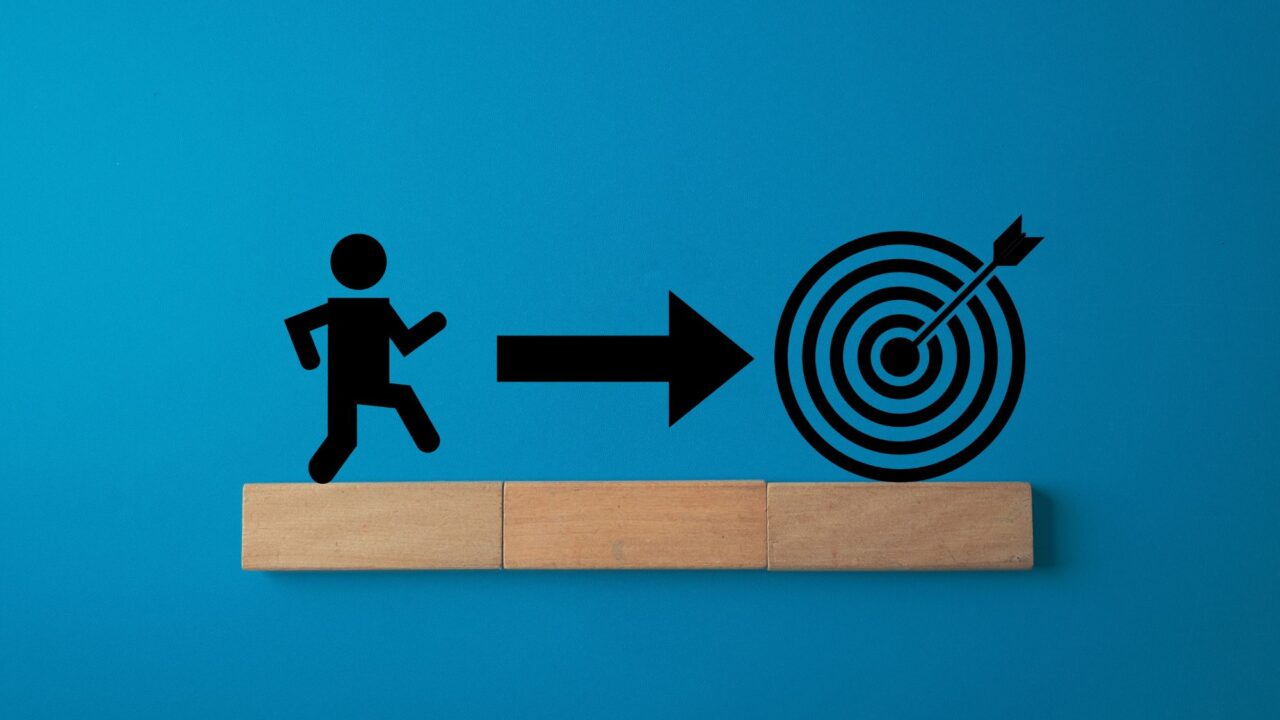 7_person_running_toward_target_goal_icon