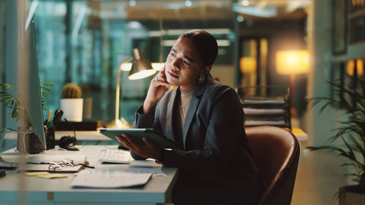 8_stressed_businesswoman_working_late_office