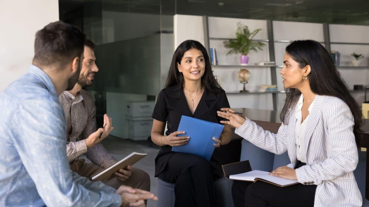 10_colleagues_brainstorming_office_discussion