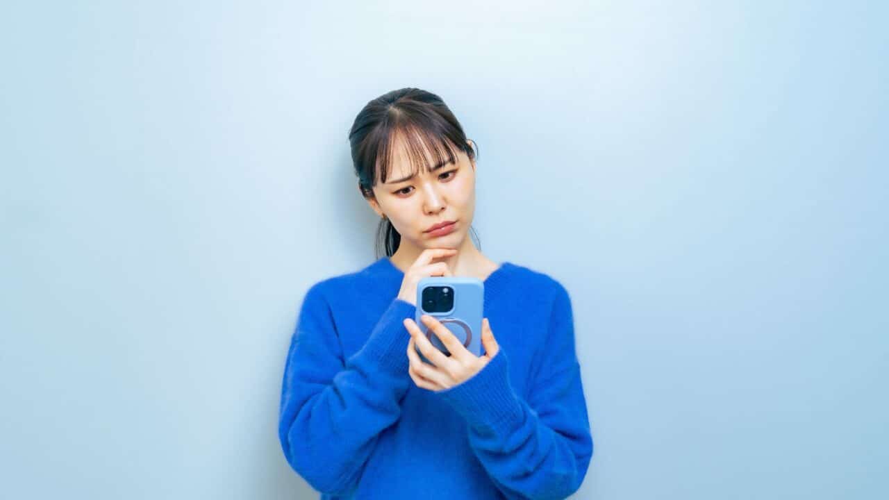 11_confused_woman_checking_smartphone