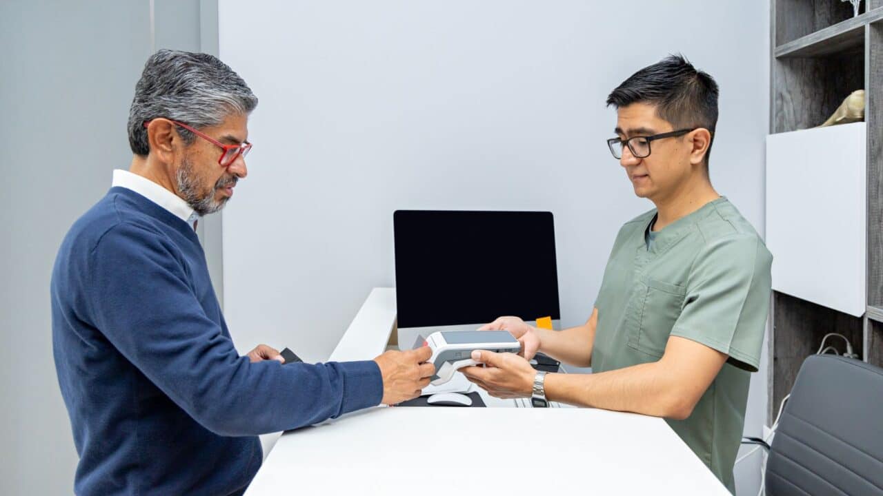 3_patient_card_payment_medical_reception