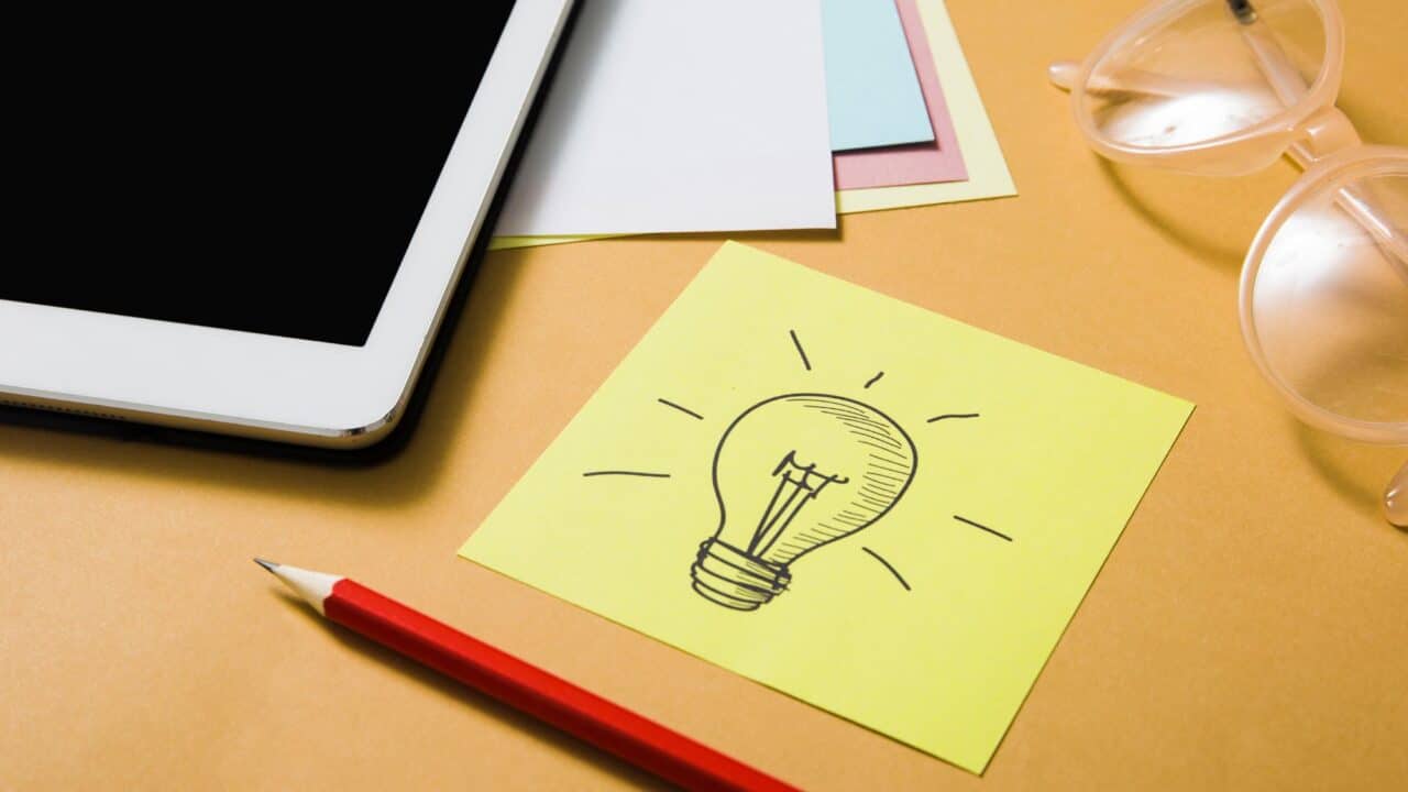 4_digital_tablet_with_lightbulb_idea_sketch_on_sticky_note