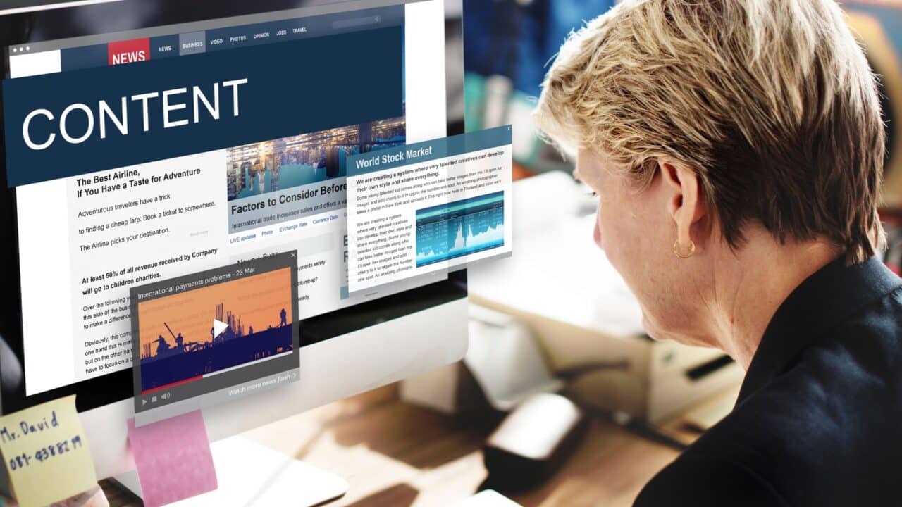 5_editor_viewing_digital_news_content_on_desktop_screen