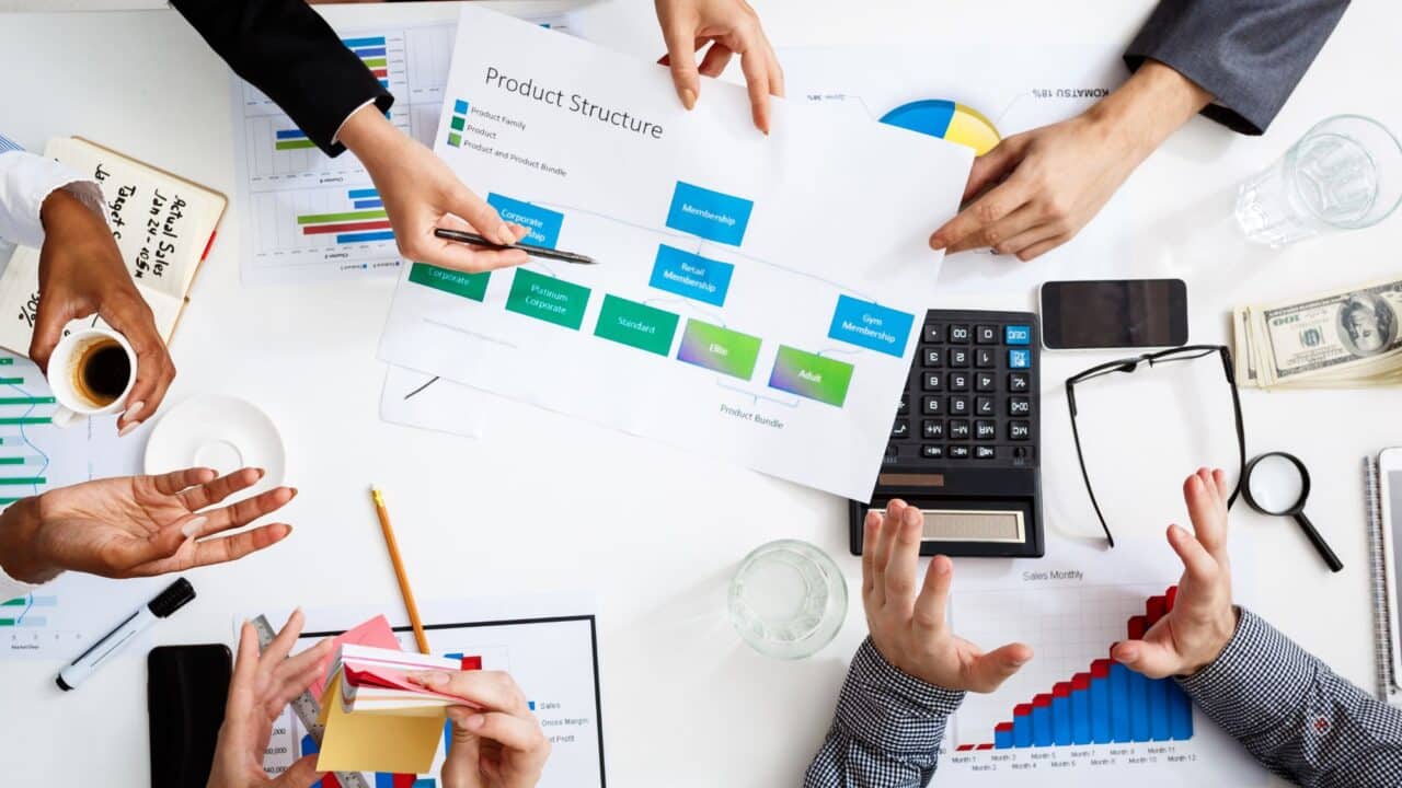 7_business_team_brainstorming_product_structure_over_reports